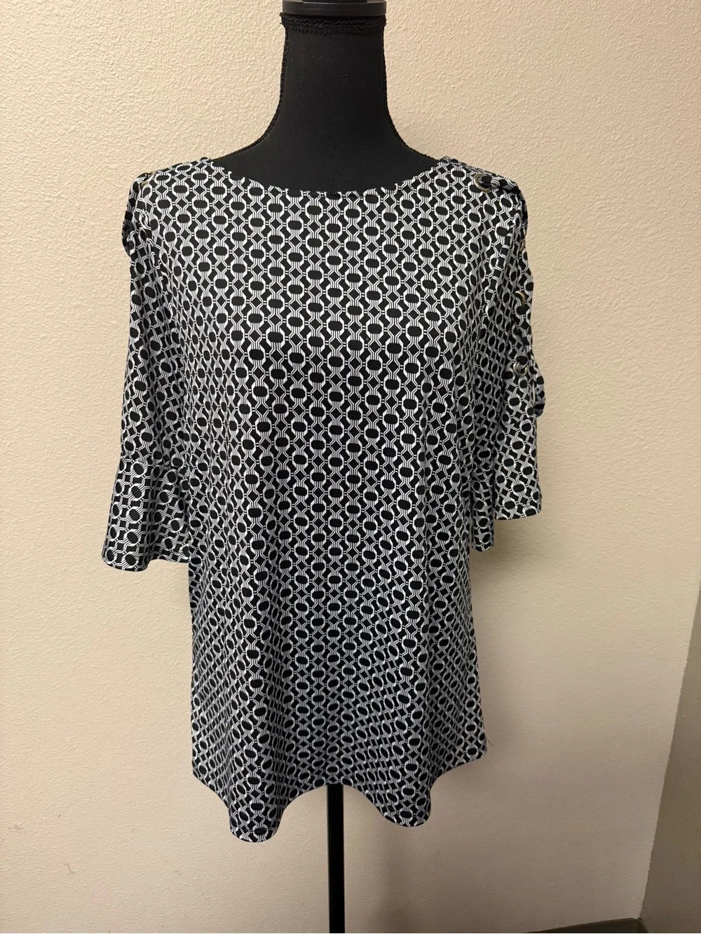Above & Beyond 1X Black White Geometric Tunic Bell Sleeve Eyelet Detail Top - Picture 2 of 9